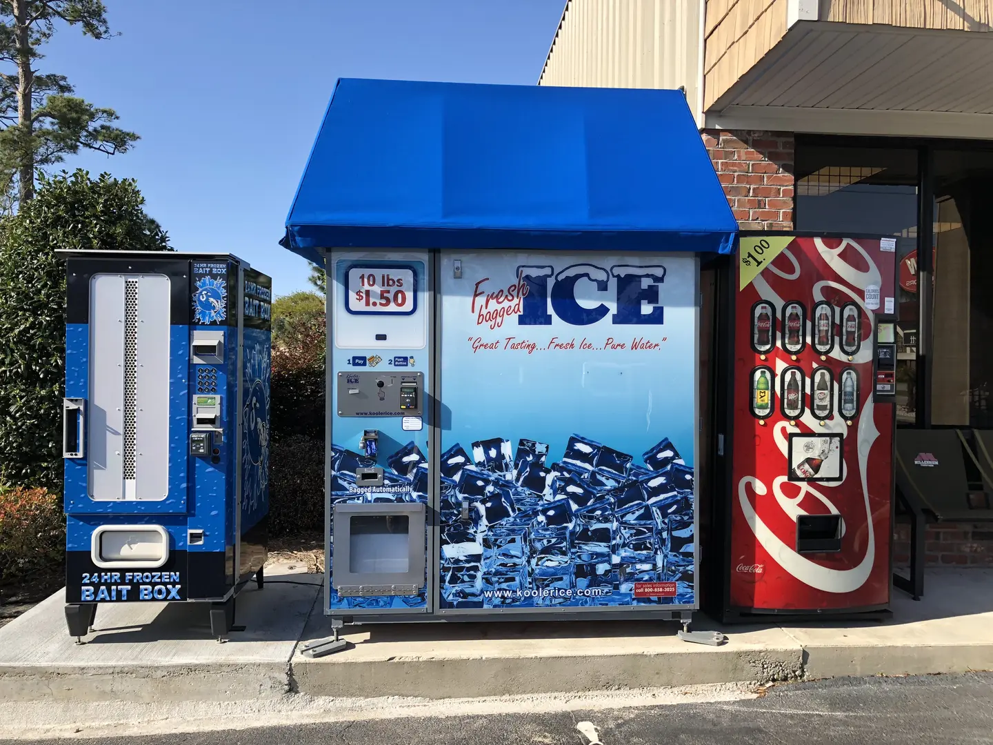 Outdoor vending machine cluster